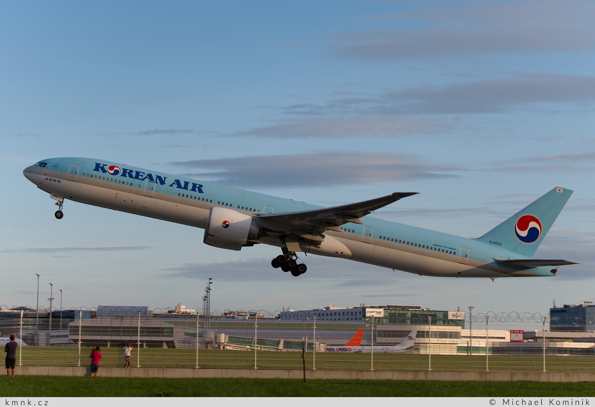 Korean Air | Boeing 777-3B5ER | HL8250