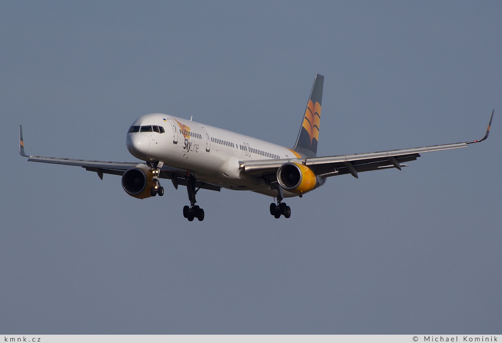 ベイリー Skyline Express Airline | Boeing 757-330 | UR-SLB